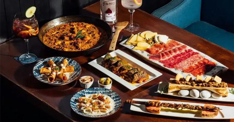 La richesse de la gastronomie française, illustrant un repas convivial avec des produits frais et locaux, essentielle à l'art de vivre définition